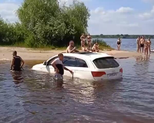 В Брянске посетители пляжа вытащили легковой автомобиль из озера Орлик