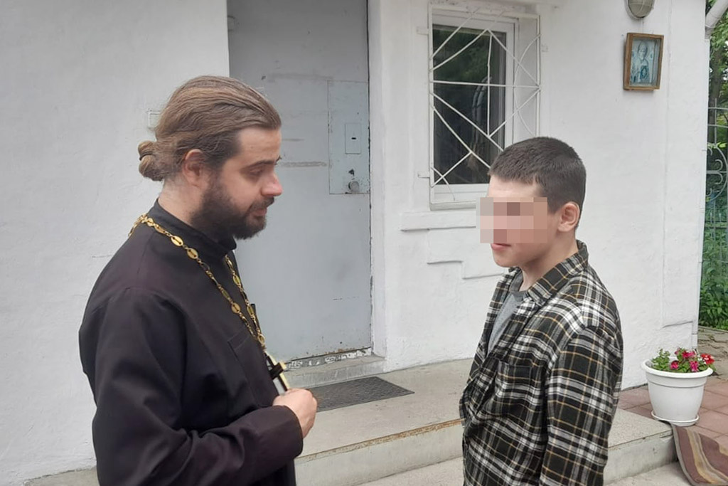 В Брянске священник провел духовно-нравственную беседу с подростками