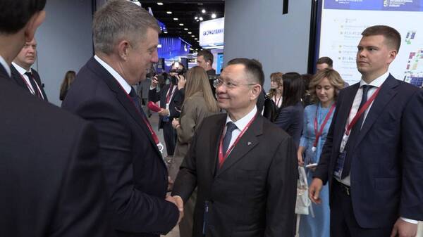 На ПМЭФ брянский губернатор Богомаз встретился с министром строительства