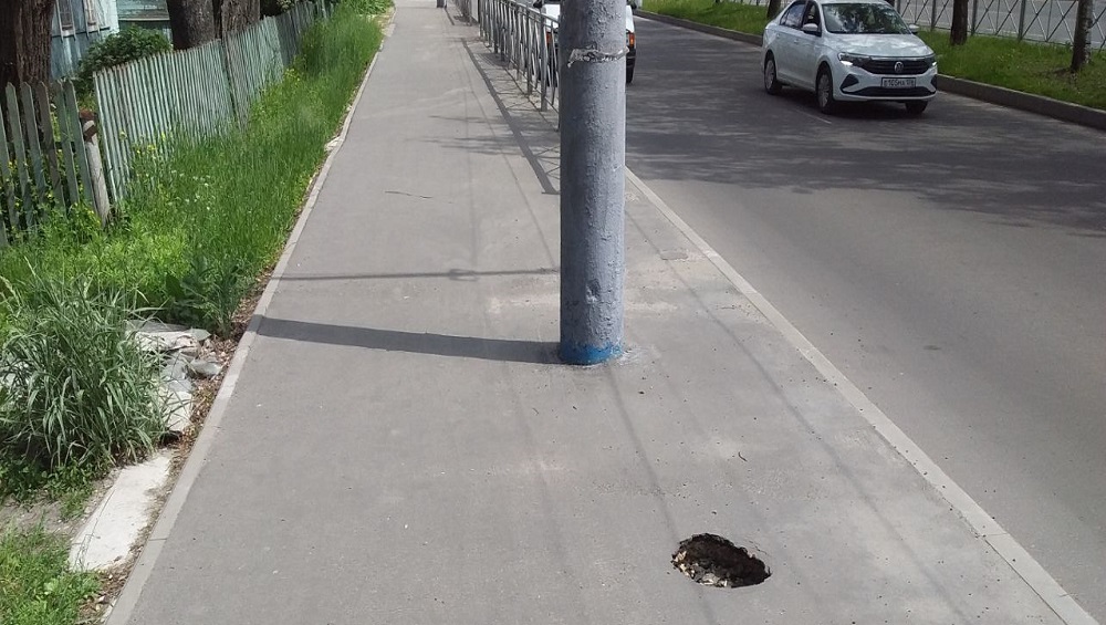 На обновлённом тротуаре по улице 22-го Съезда КПСС в Брянске образовалась дыра