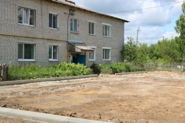 В брянском поселке Дубровка продолжается благоустройство придомовых территорий