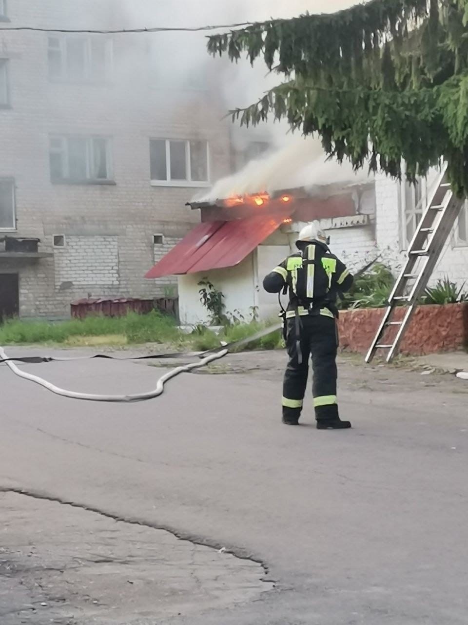 В Брянске возле строительного колледжа сгорел блок гаражей