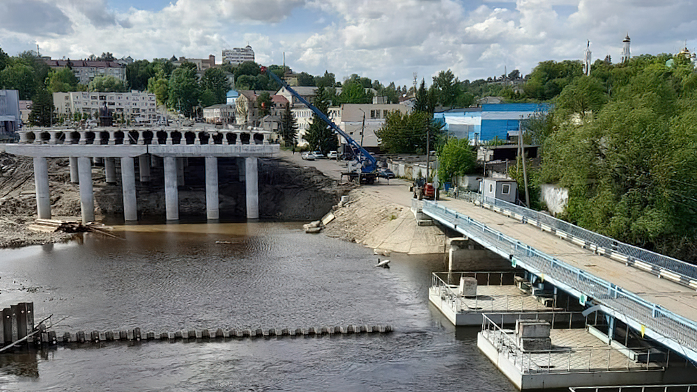 На мосту на набережной Брянска начали делать шкафную стенку устоя