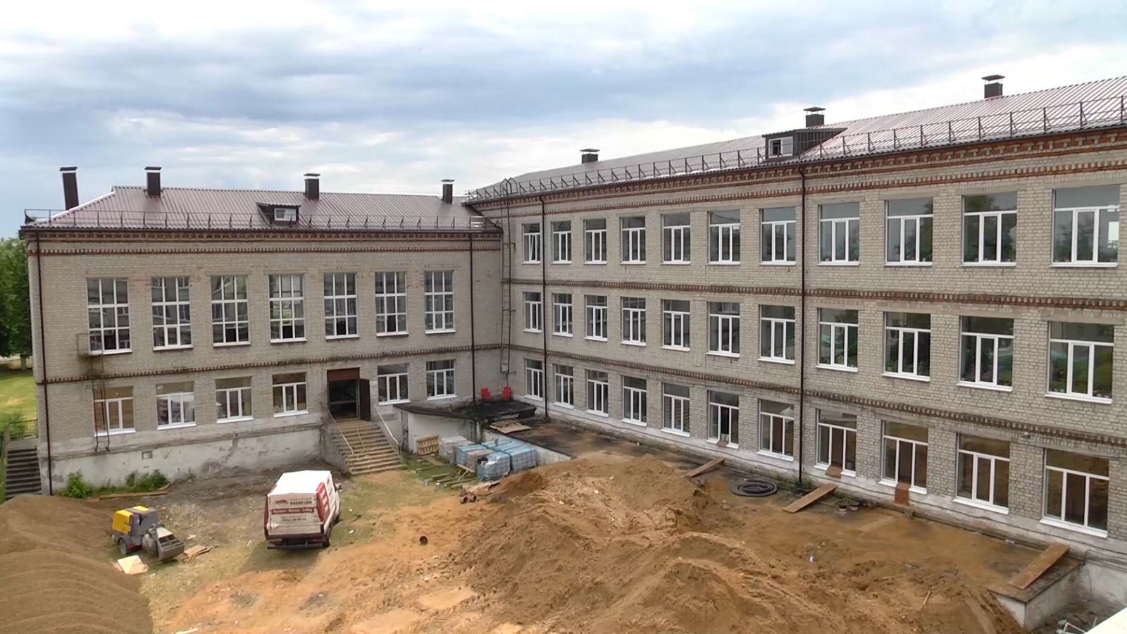 В Клинцах в средней школе №6 идёт масштабный ремонт