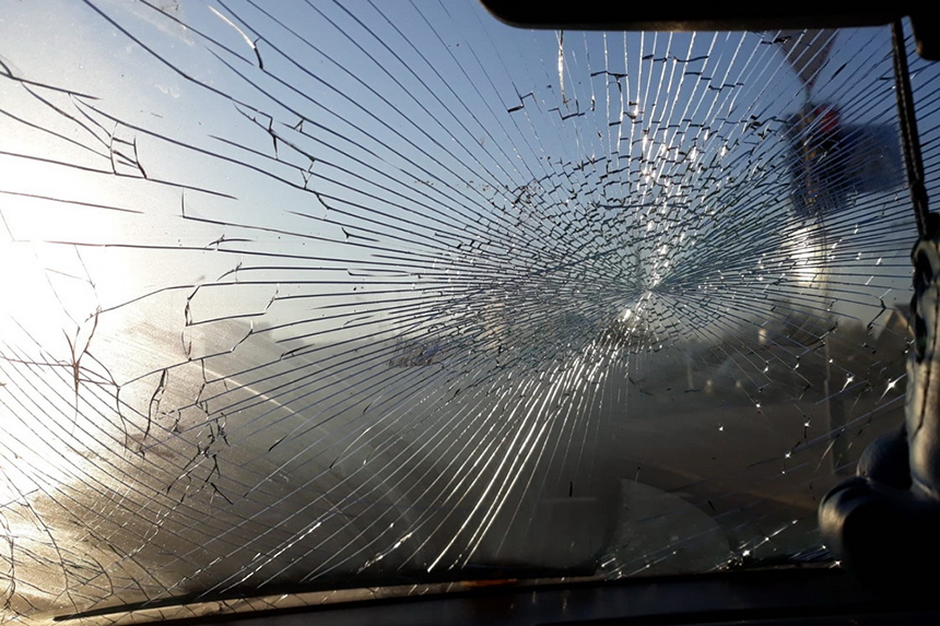 В Брянске осудили бившего на парковке стекла в автомобилях 29-летнего мужчину