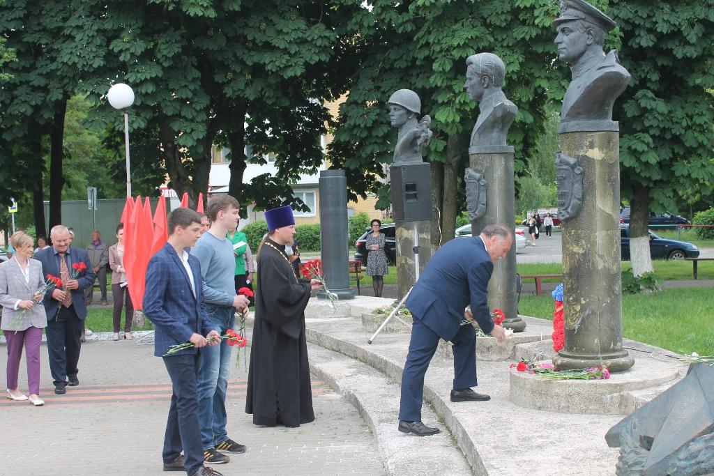 В Карачеве прошел митинг «Не гаснет памяти свеча»