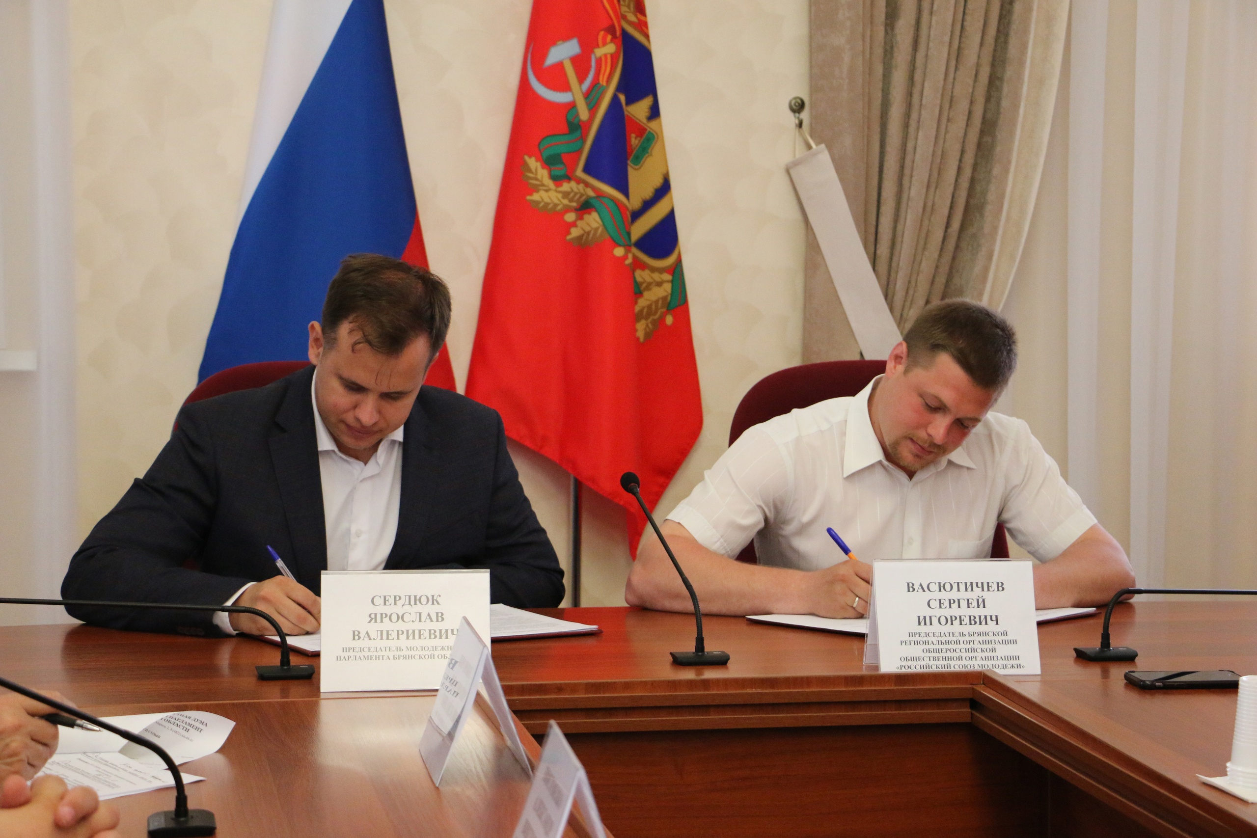 Подписано соглашение о сотрудничестве между молодежным парламентом и союзом молодежи России