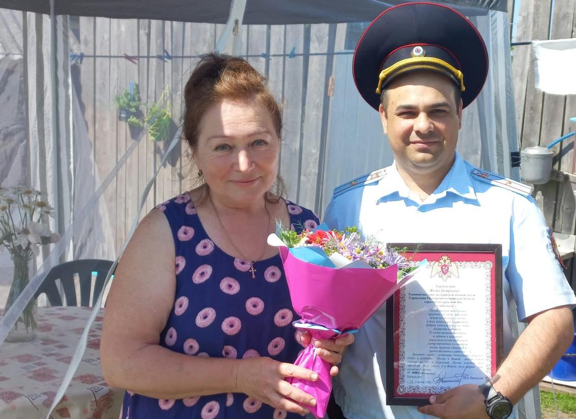 В Брянске росгвардейцы поздравили с 60-летием ветерана войск правопорядка