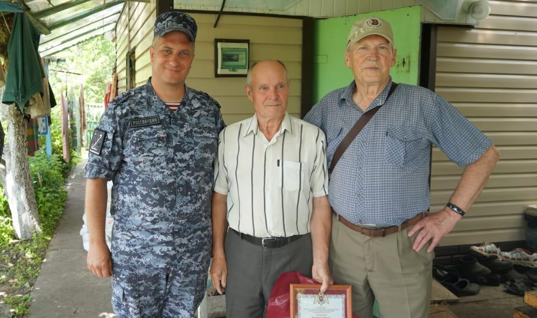 Брянские росгвардейцы поздравили с 60-летием ветерана войск правопорядка