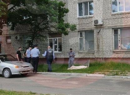 В Брянске насмерть разбился выбросившийся из окна мужчина на Новом городке