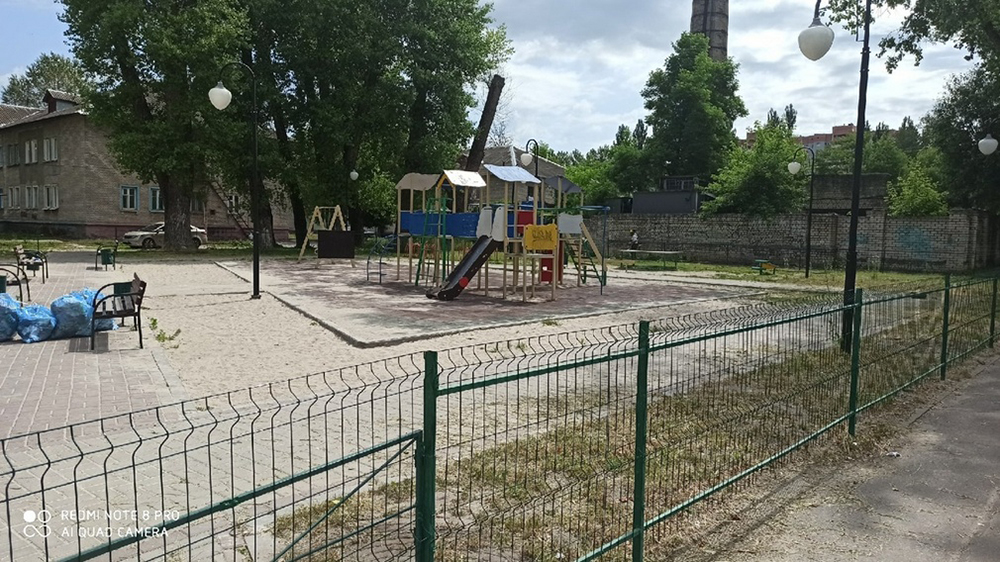 В Володарском районе Брянска мамы навели порядок на детской площадке