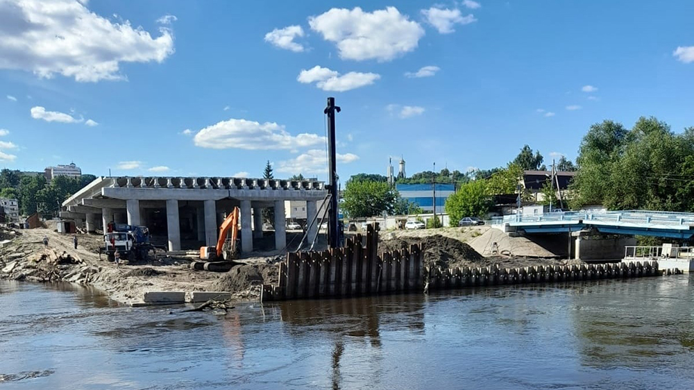 В Брянске на набережной начали возводить восьмую опору нового моста