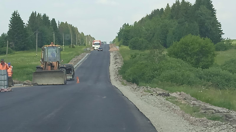 На дороге «Брянск-Смоленск»-Жирятино уложили выравнивающий слой асфальта