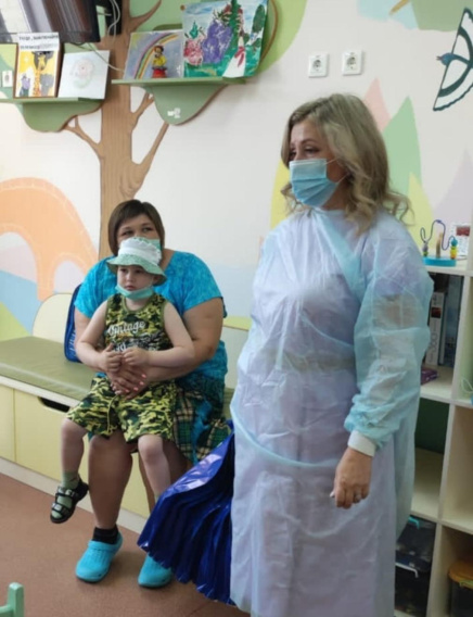 Брянский омбудсмен Инна Мухина в преддверии Дня семьи навестила онкобольных детей