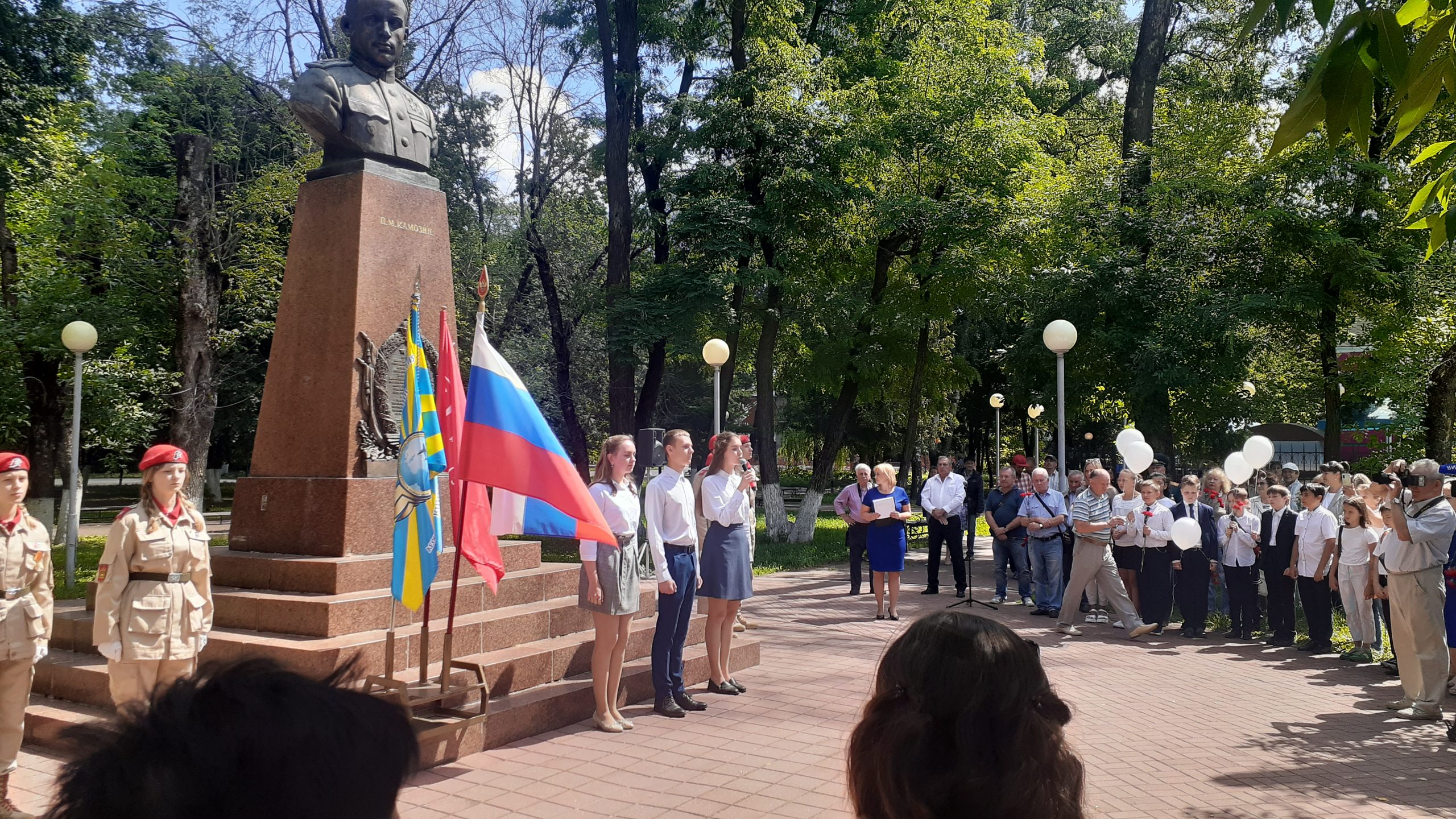 В Брянске прошел митинг в память о подвигах летчика Павла Камозина