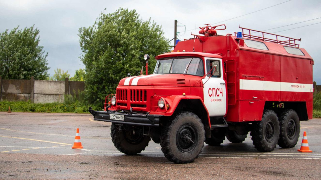 В Брянске состоялись соревнования по скоростному маневрированию на пожарных автомобилях