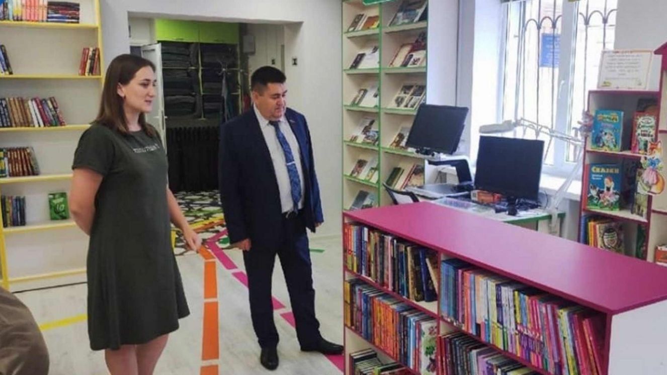 Брянский депутат Дуданов посетил обновленную детскую библиотеку Погара