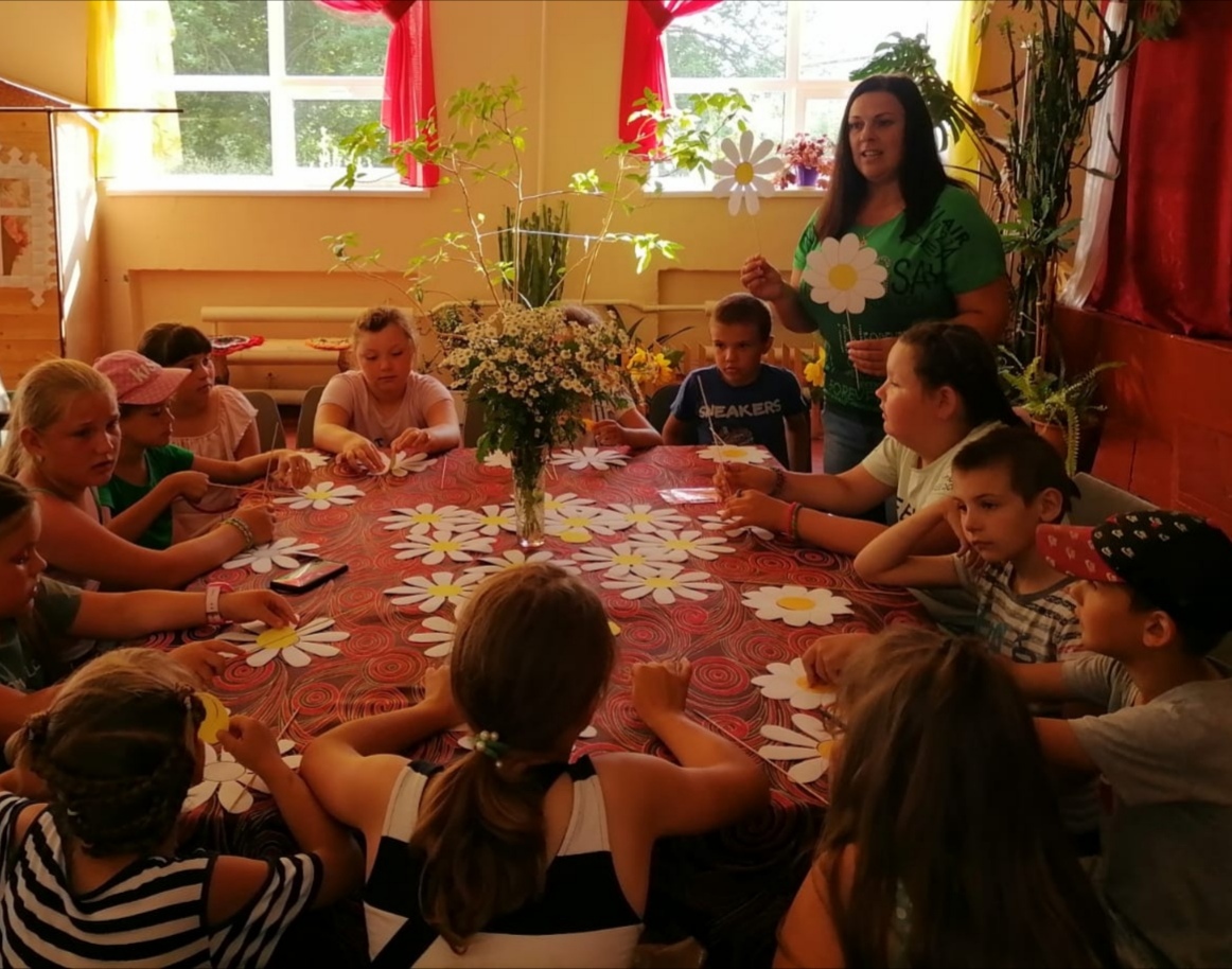 В Речице провели мастер-класс для детей по изготовлению ромашки