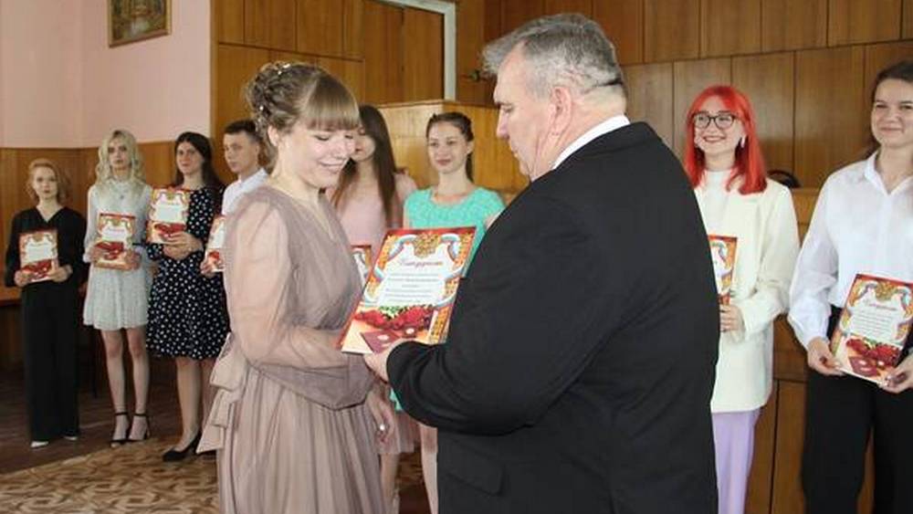В Локте выпускников поздравил глава администрации Брасовского района
