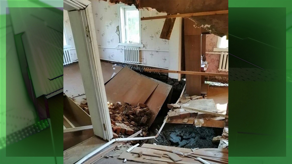 Опубликован снимок из дома, который затянуло в карстовый провал в Новозыбкове