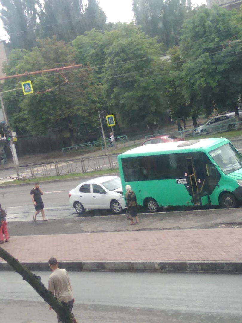 В Брянске на проспекте Московском легковушка «догнала» маршрутку