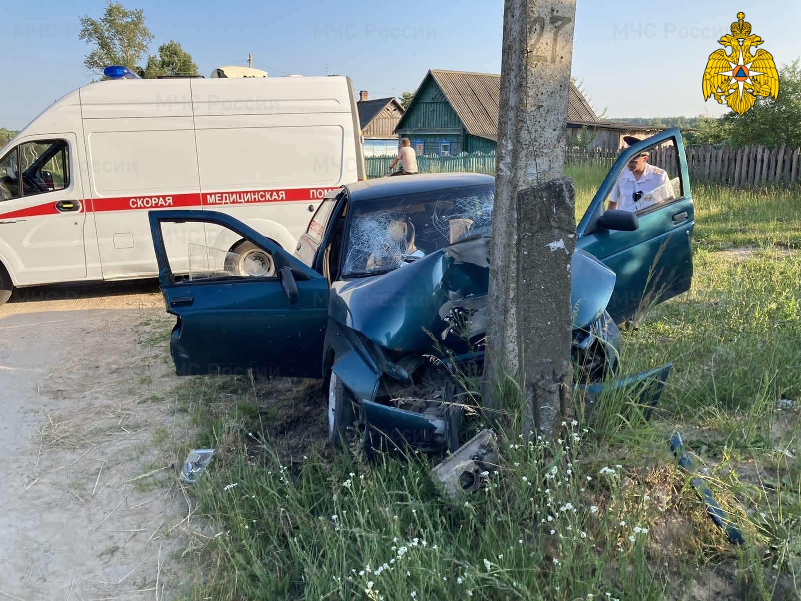 В Брасовском районе после ДТП спасатели вырезали пострадавших из машины