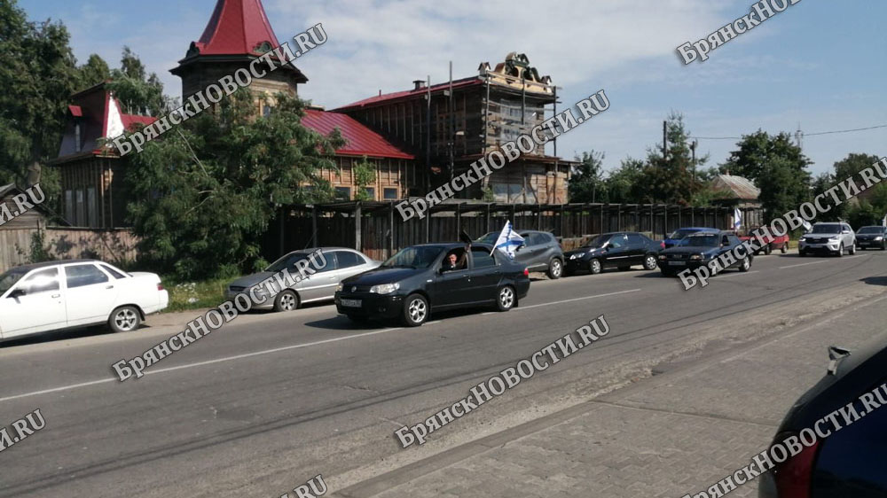 В Новозыбкове прошёл автопробег в честь Дня ВМФ