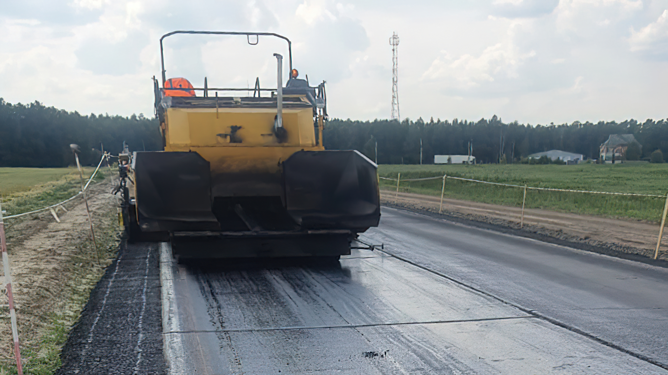 На дороге «Украина»-Локоть укладывают выравнивающий слой асфальта