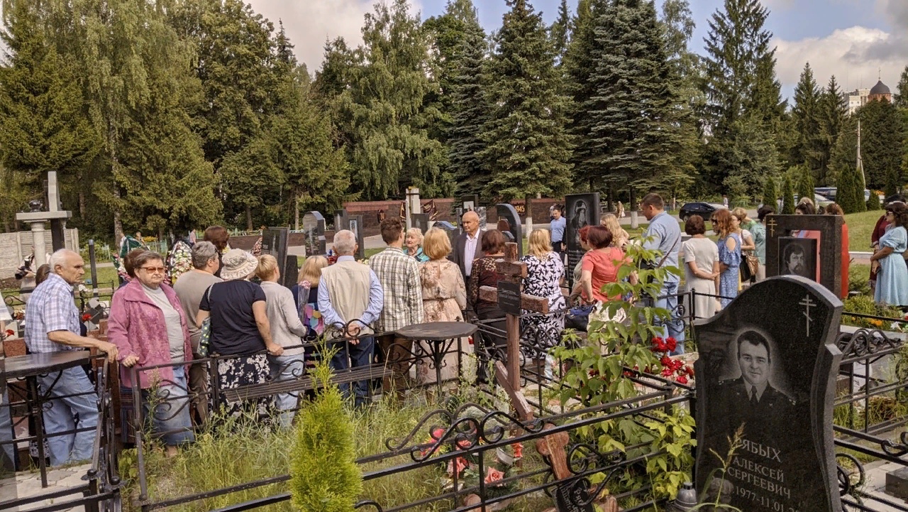 На Аллее Героев в Брянске прошло возложения цветов в честь 100-летия Валентина Динабургского