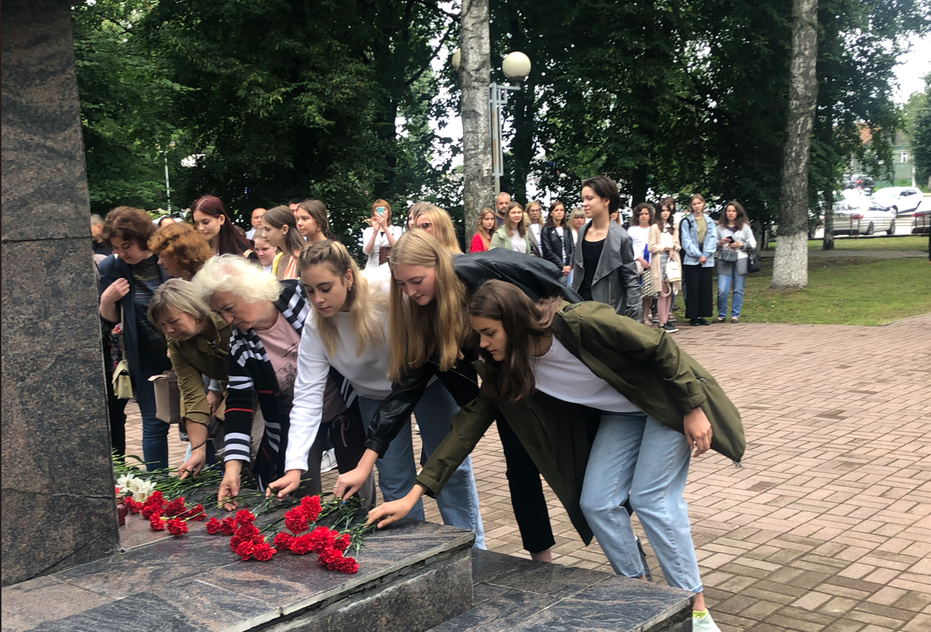 В Брянске в урочище Лесные сараи возложили цветы в память о расстрелянных брянцах