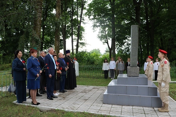 На Брянщине возложили цветы к монументам жертвам геноцида советских гражданах