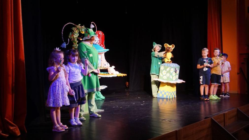 Брянский кукольный театр посетили школьники из Брянки
