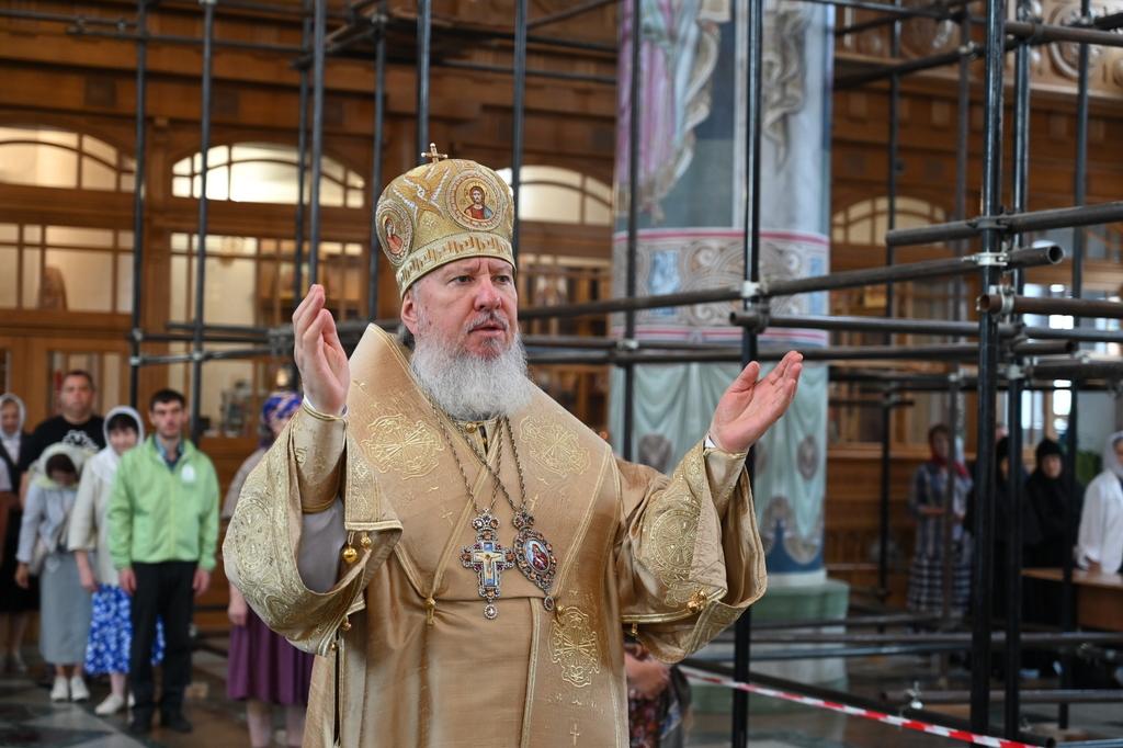 Брянский митрополит Александр провел торжества в Свято-Троицком кафедральном соборе