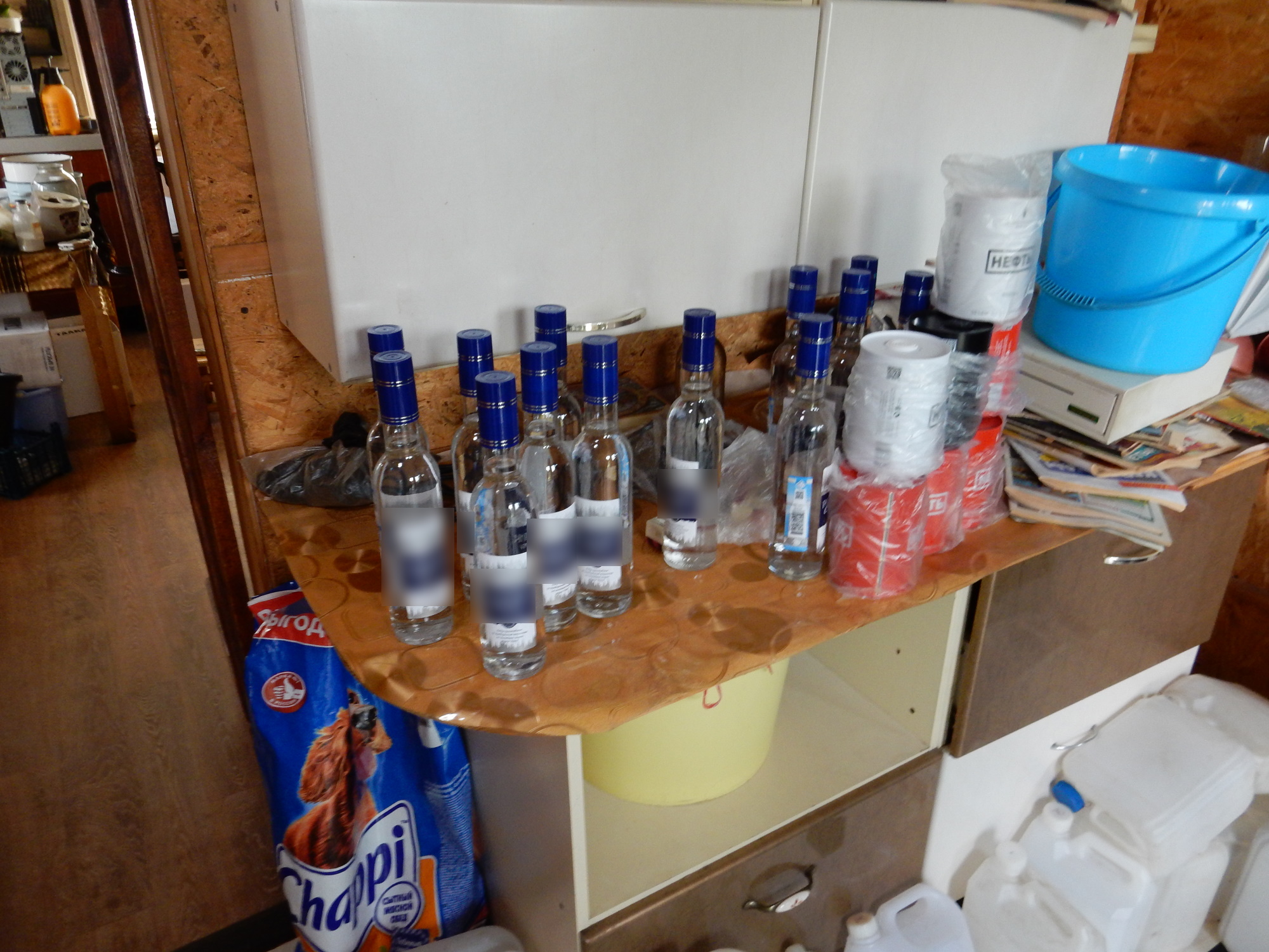 Полицейские «прикрыли» нелегальный алкобизнес в Брянске