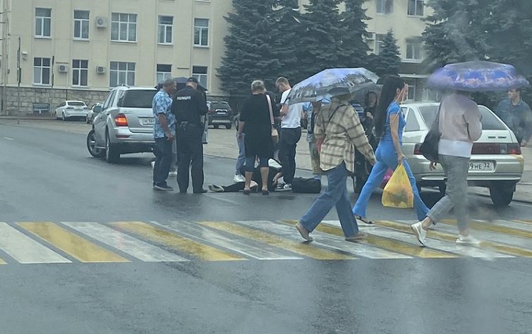 В Брянске на площади Ленина легковушка сбила женщину