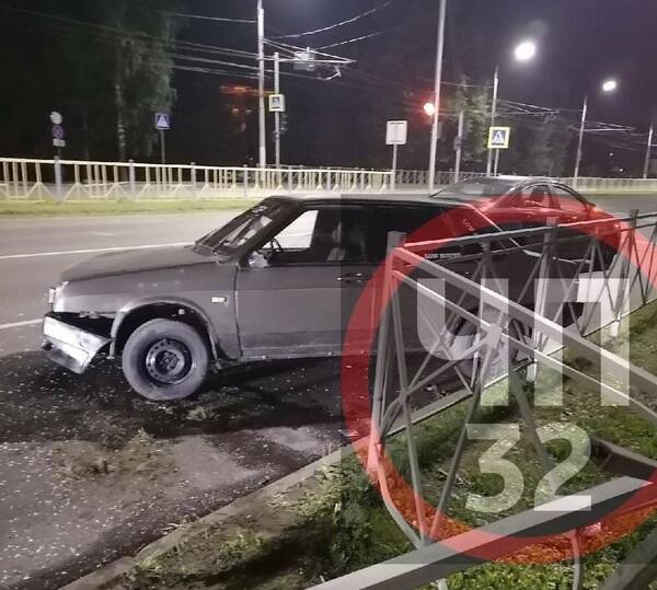 В Брянске на проспекте Станке Димитрова водитель легковушки снес забор