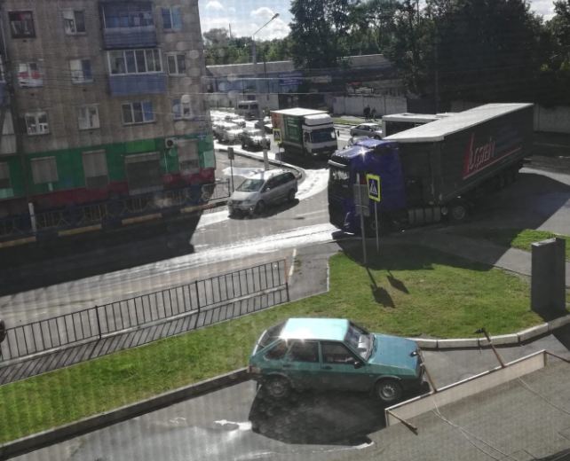 В Брянске на улице Красный Маяк столкнулись автобус и фура