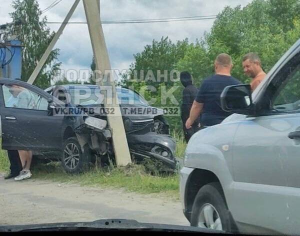 В Брянске в Большом Полпино легковушка врезалась в столб