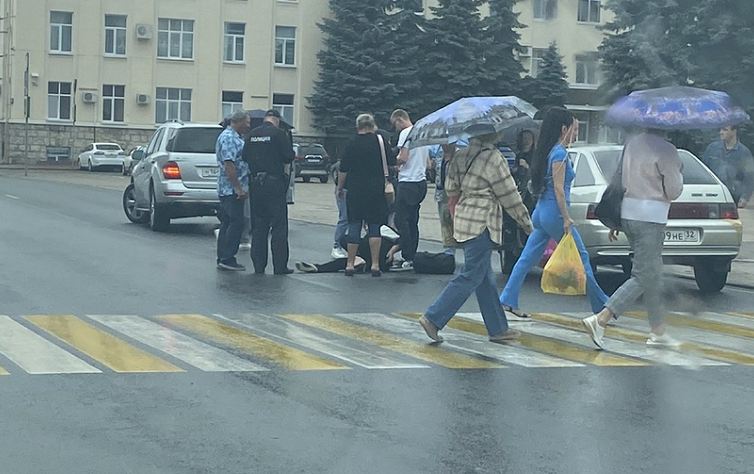 В Брянске на площади Ленина водитель легковушки сбил заведующую детсадом