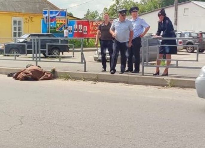В брянском поселке Выгоничи на центральной площади насмерть разбился мотоциклист