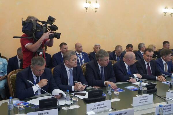 Брянский губернатор Богомаз принял участие во встрече с председателями Советов РФ и РБ