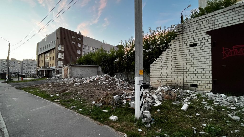 В Брянске возле здания областной прокуратуры сносят незаконно построенные гаражи