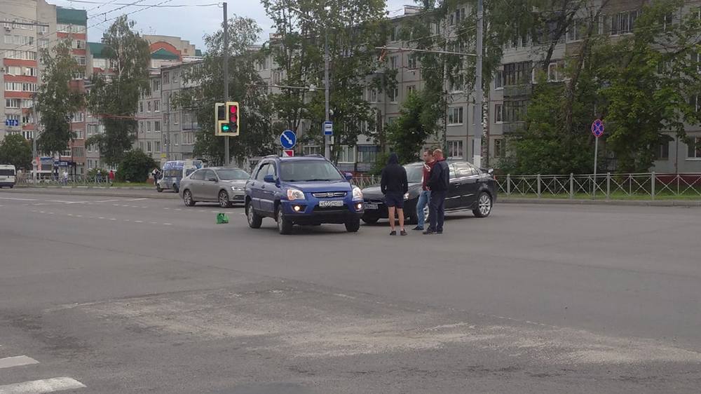 В Брянске две легковушки столкнулись на улице Авиационной