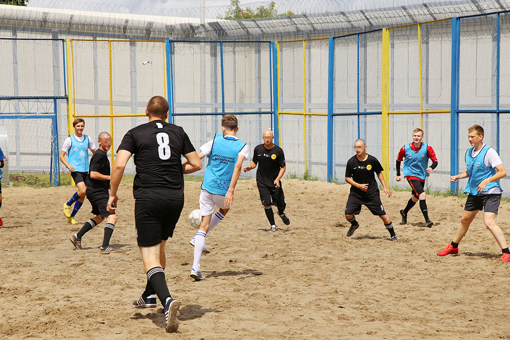 Воспитанники брянской колонии обыграли в футбол молодых арбитров