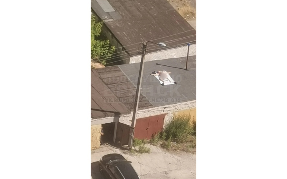На крыше гаража в Брянске заметили загорающего мужчину