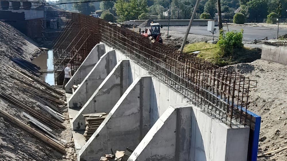 В Брянске на новой дороге частично установили подпорную стенку