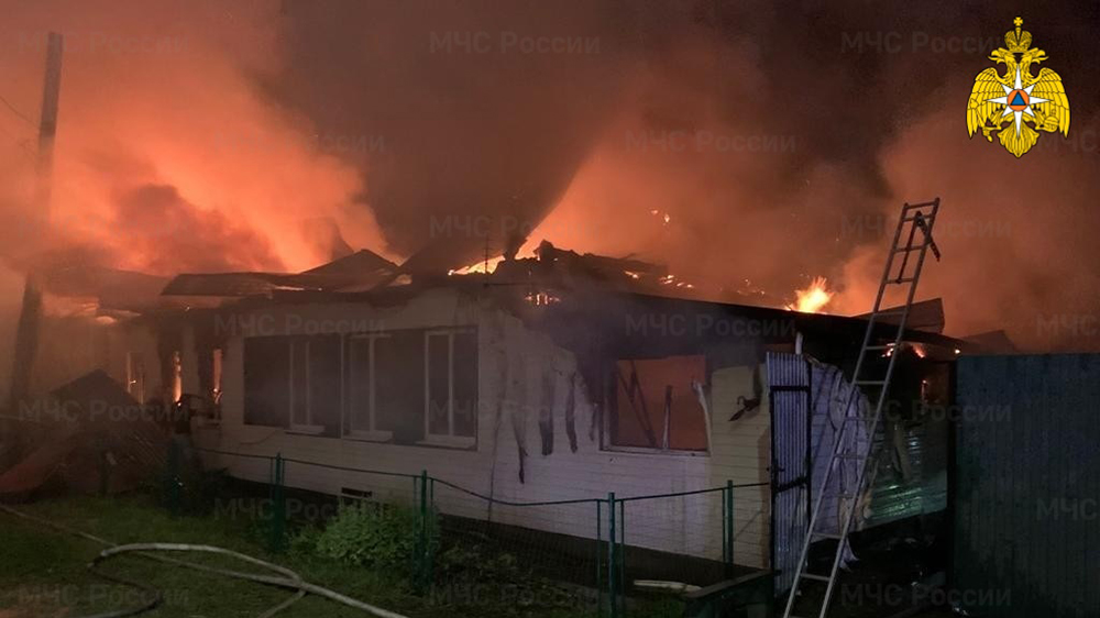 Ночью в Суземске сгорел жилой дом, пострадавших нет