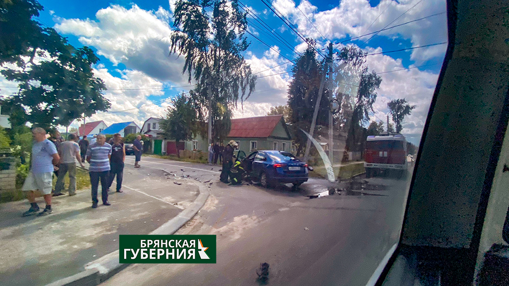 В Брянске на пересечении Севской и Менжинского произошла авария