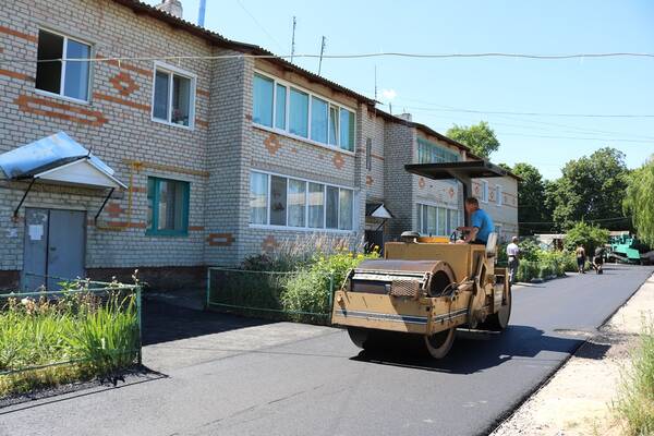 На улице Комсомольской в брянском поселке Комаричи благоустроили дворовую территорию