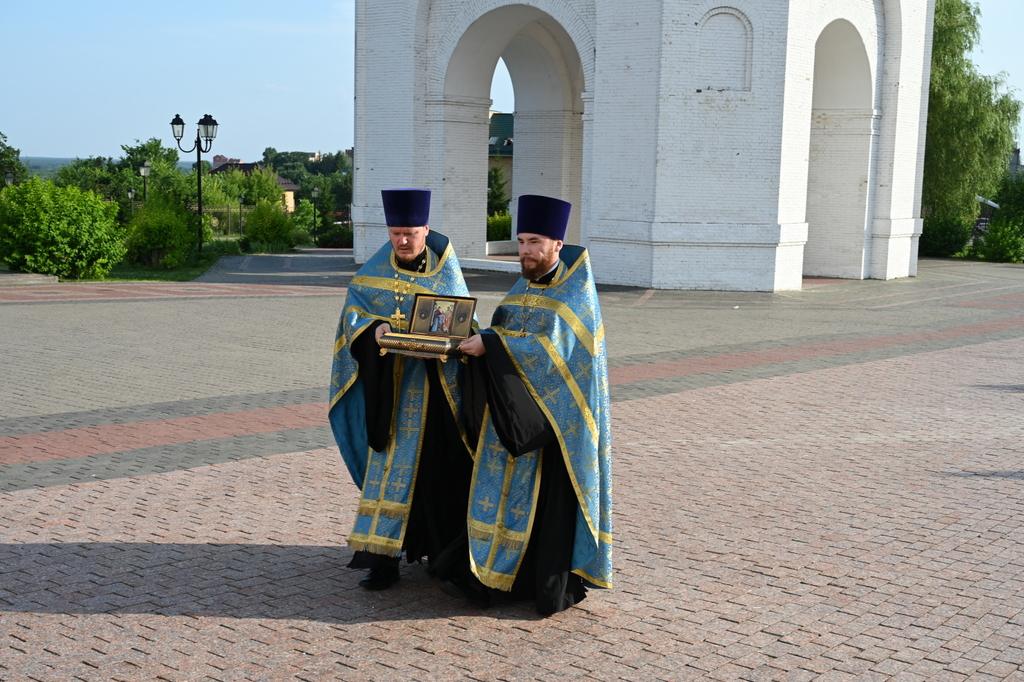 В Брянск доставили ковчег с частью пояса Пресвятой Богородицы